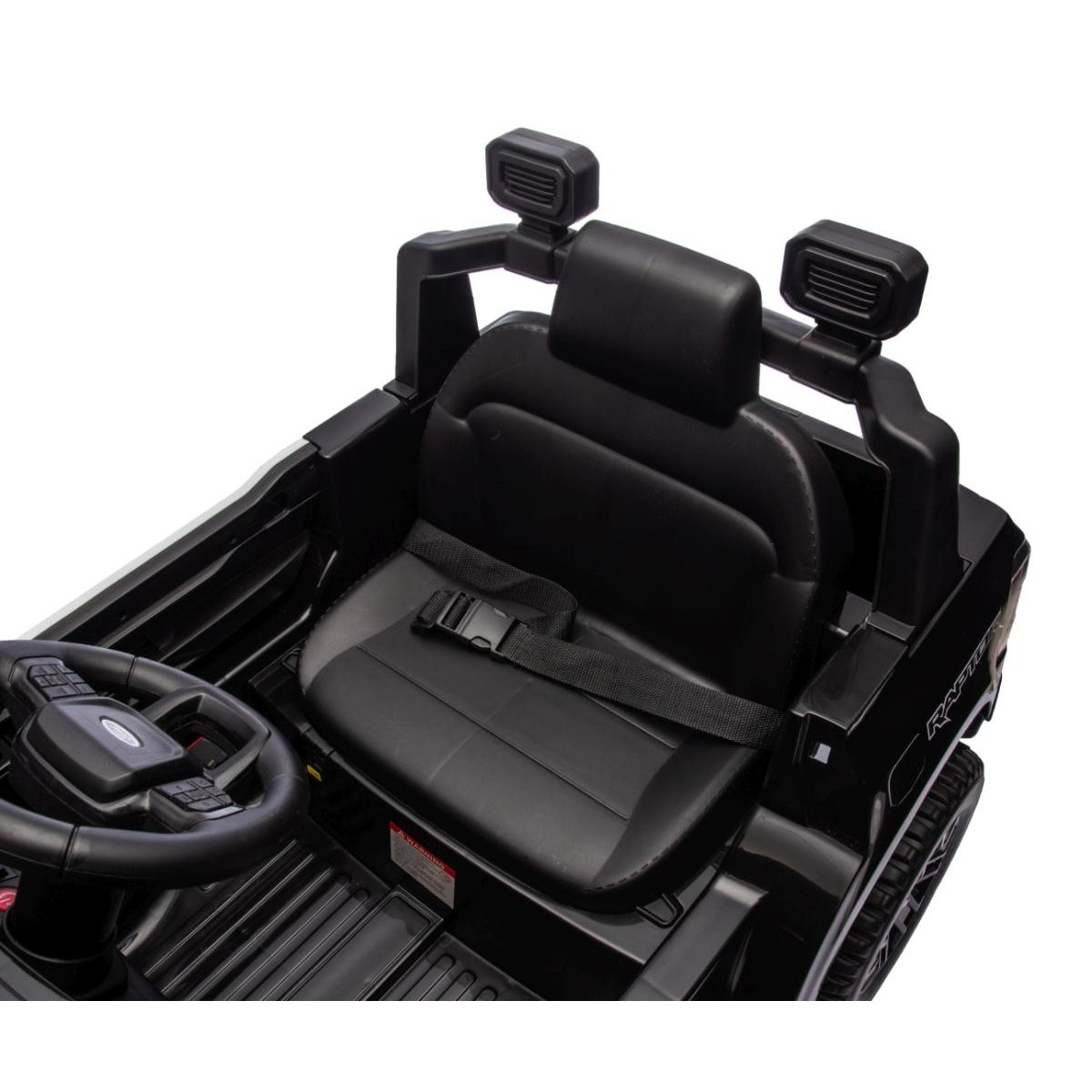 Innenraum eines schwarzen Kinderautos mit Ledersitz, Sicherheitsgurt und Lenkrad vor weißem Hintergrund.