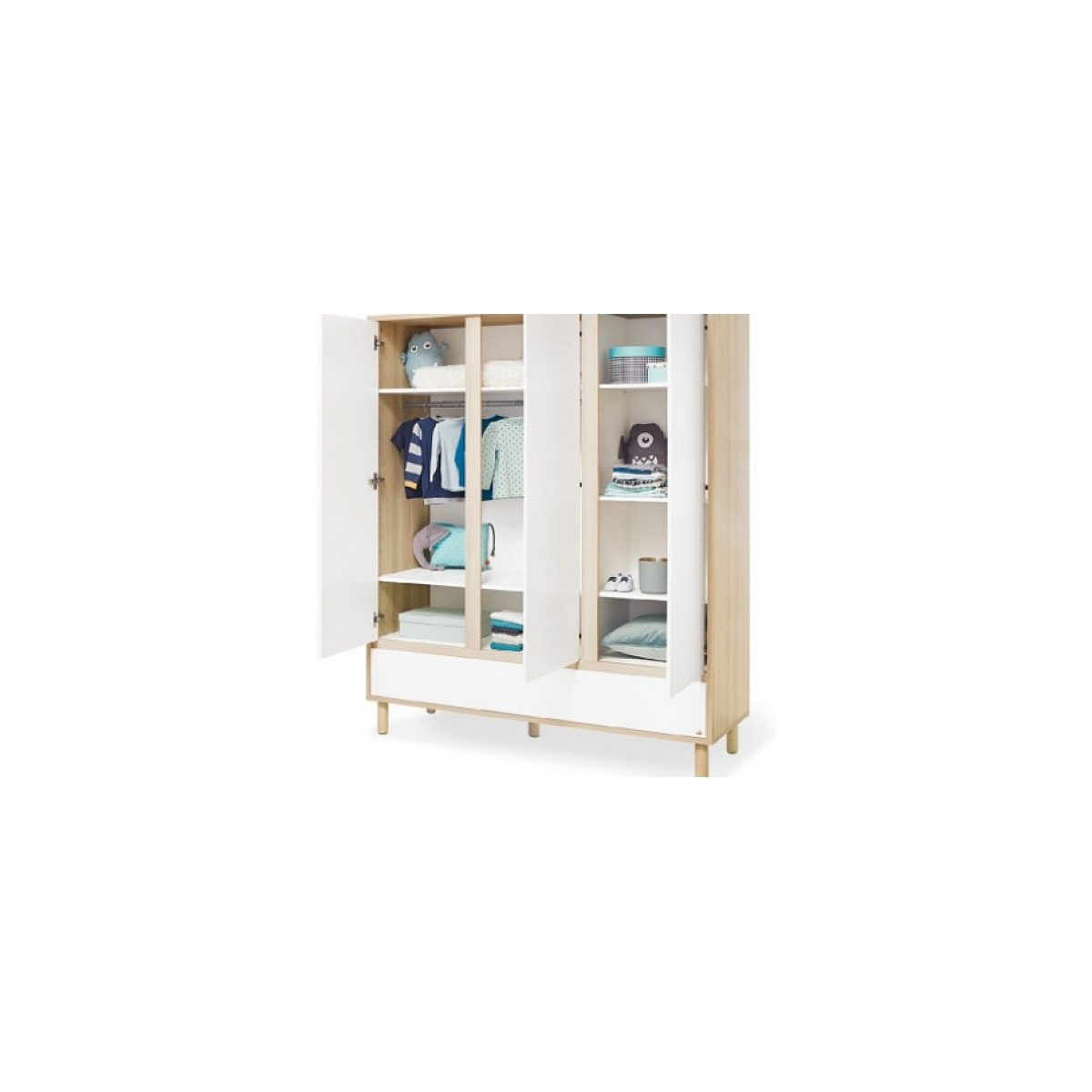 Holzfarbener und weißer Kinderkleiderschrank mit offenen Türen und Regalen voller Kleidung und Spielzeug.