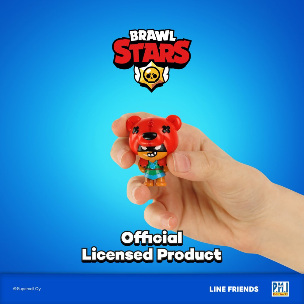 Ręka trzyma małą figurkę Nita z Brawl Stars na niebieskim tle z oficjalnym logo.