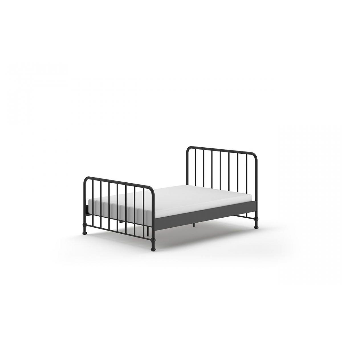 Ein schwarzes Metallbett mit vertikalen Streben und einer weißen Matratze auf weißem Hintergrund.