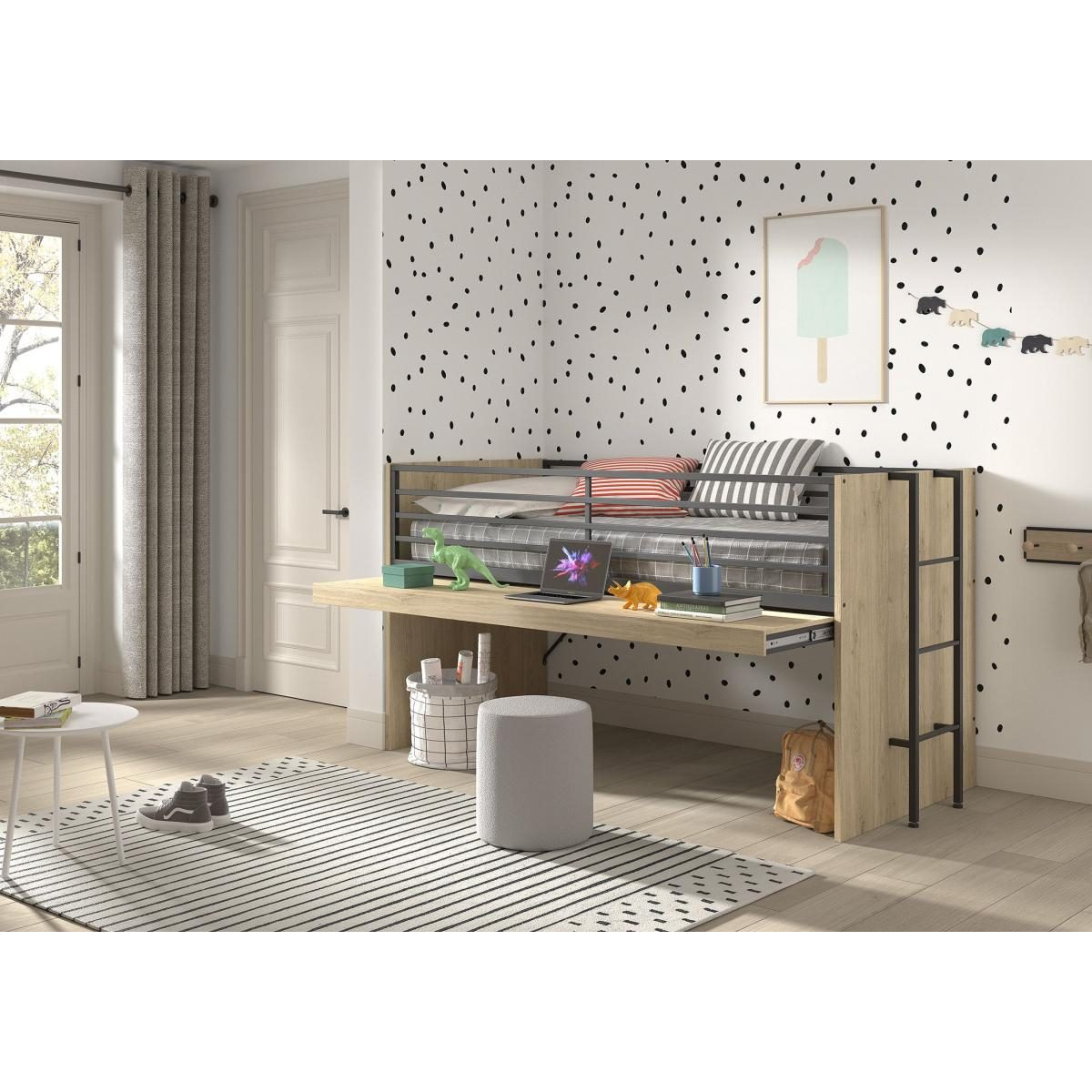Ein Hochbett mit integriertem Schreibtisch und Leiter in einem Kinderzimmer mit gepunkteter Wand.