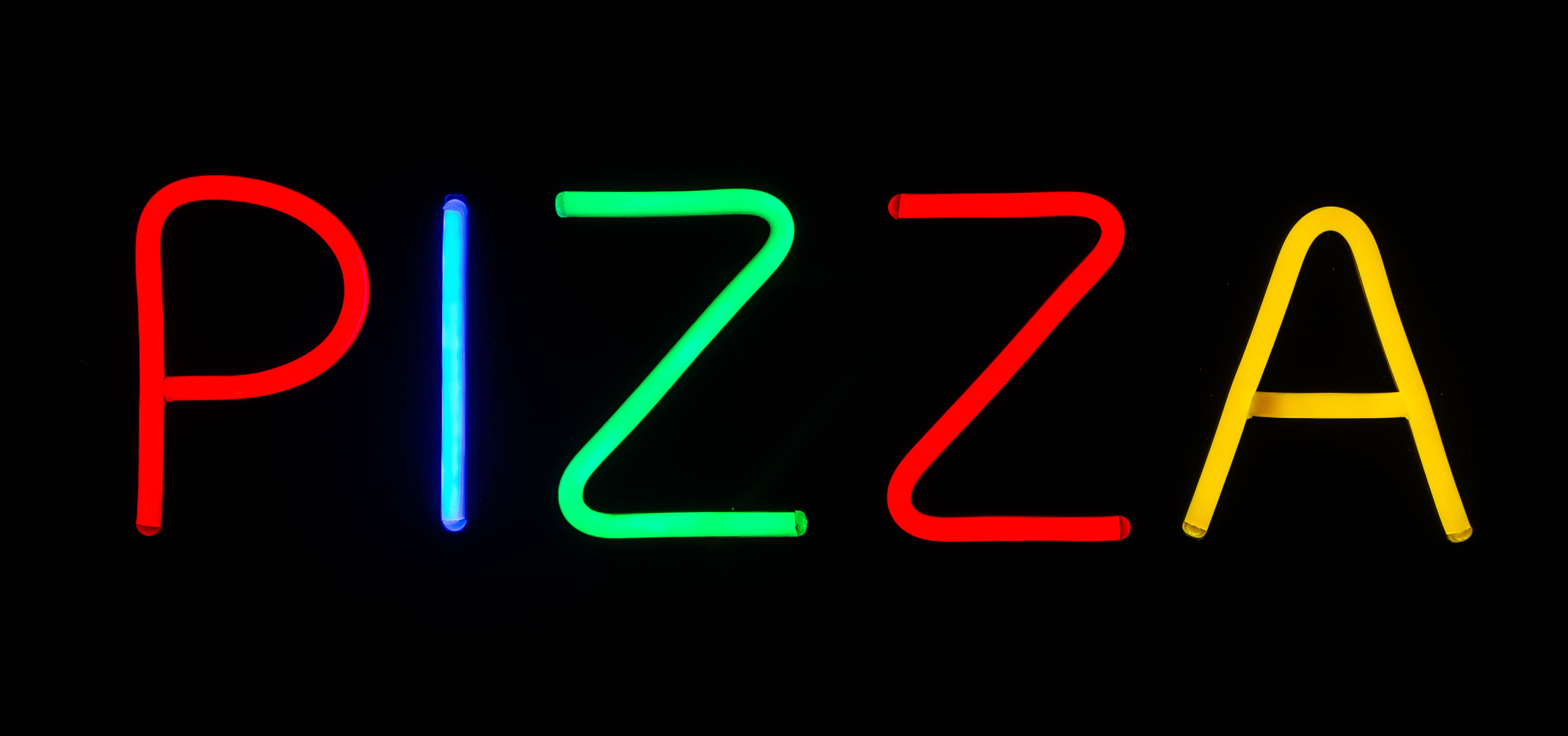 Buntes Neonschild mit dem Wort Pizza auf schwarzem Hintergrund.