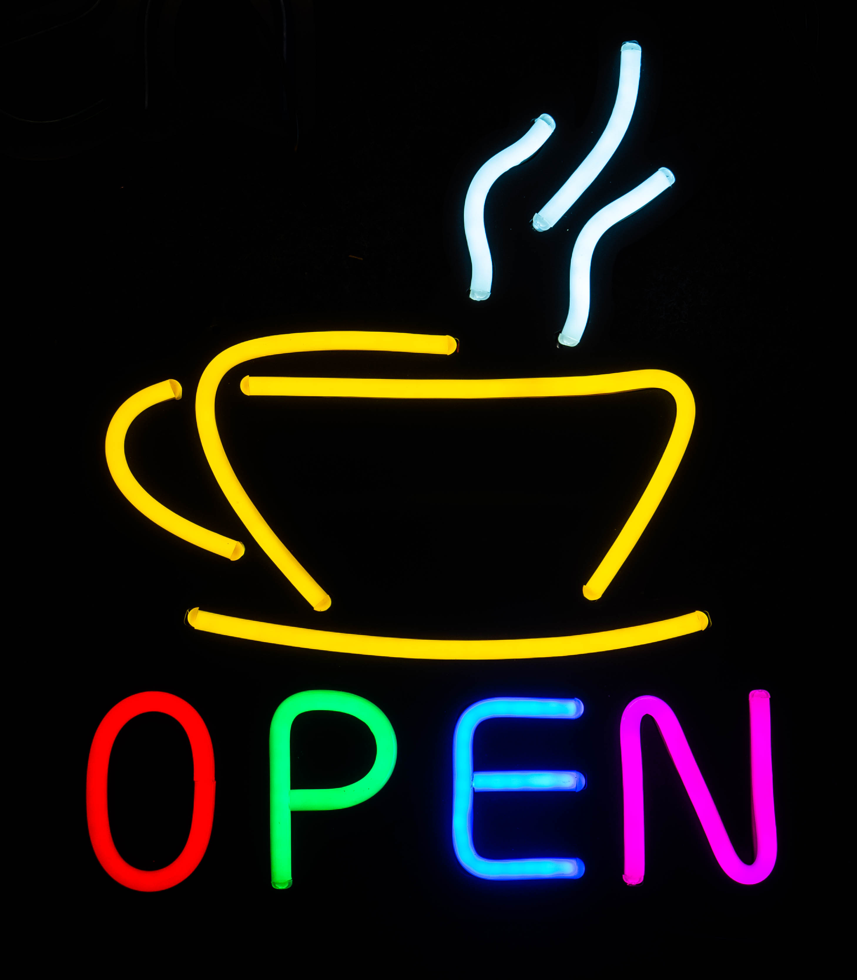 Ein buntes Leuchtreklame-Schild mit einer gelben Kaffeetasse, blauem Dampf und dem Wort OPEN in Rot, Grün, Blau und Pink.