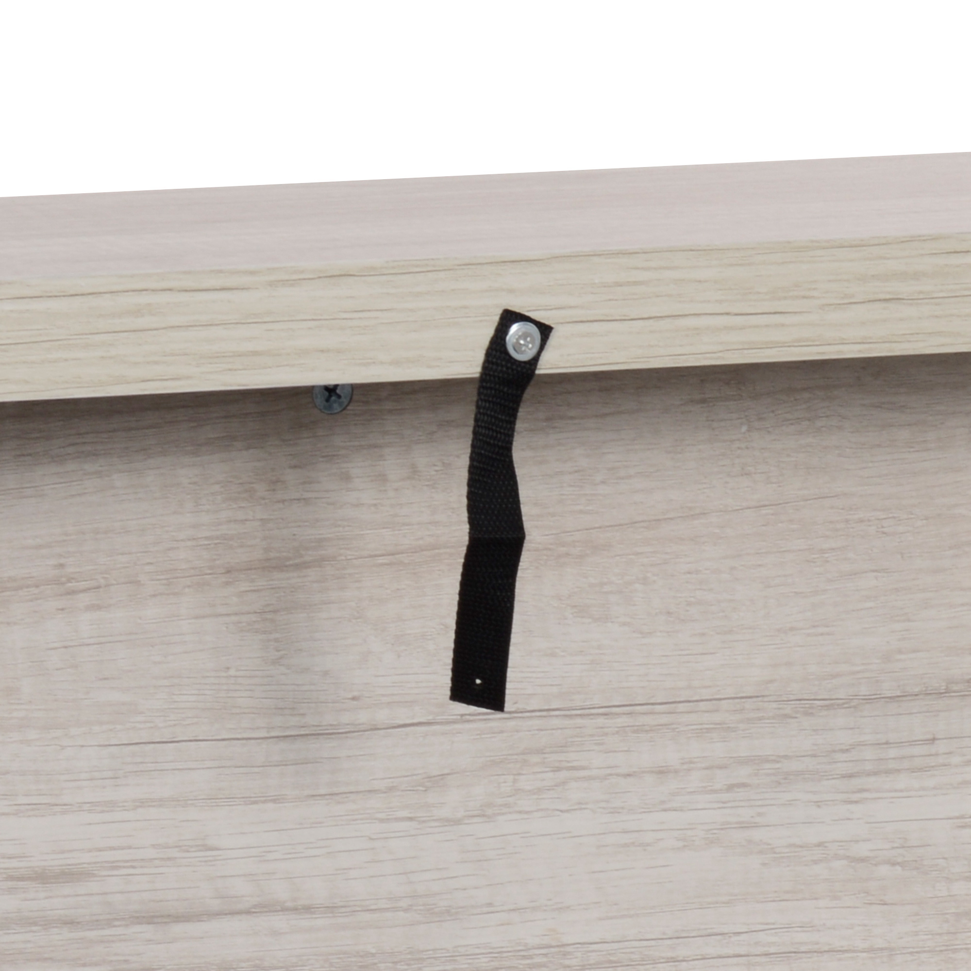 Primer plano de una superficie de madera clara con una correa de tela negra fijada mediante un tornillo plateado.