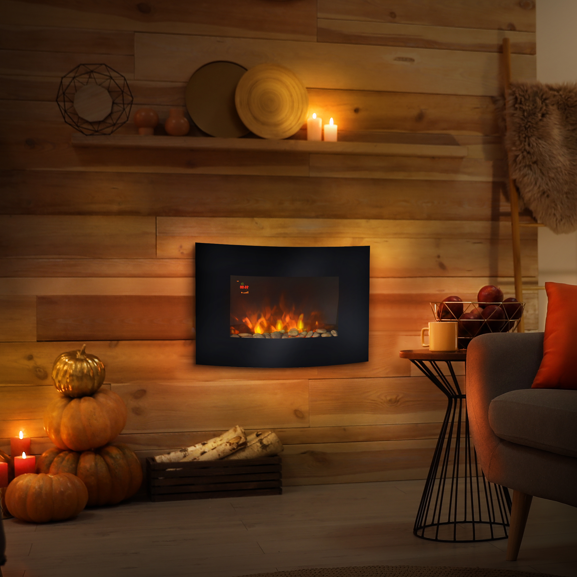 Moderna chimenea de pared arde en pared de madera, rodeada de calabazas, velas y un sillón acogedor.