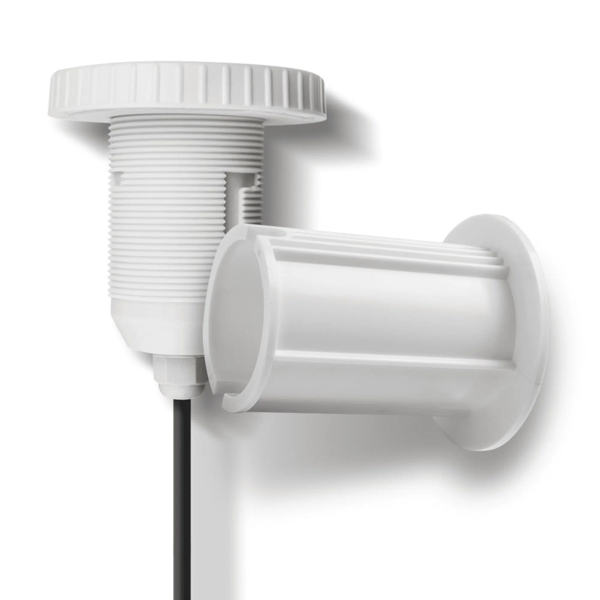 Dos nichos de plástico blanco para luces de piscina con un cable negro sobre fondo blanco.