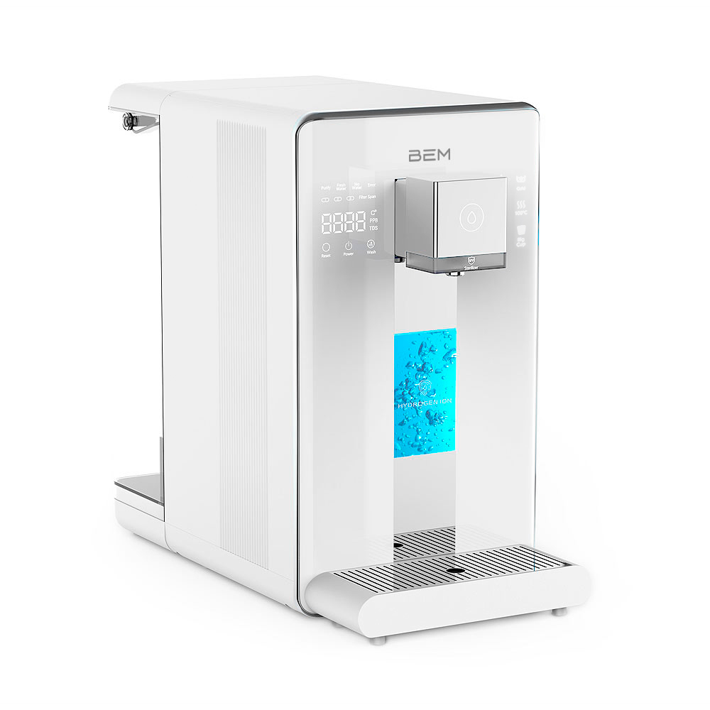 Moderner weißer Wasserfilter mit Digitalanzeige und blauem Wassertank auf hellem Hintergrund.