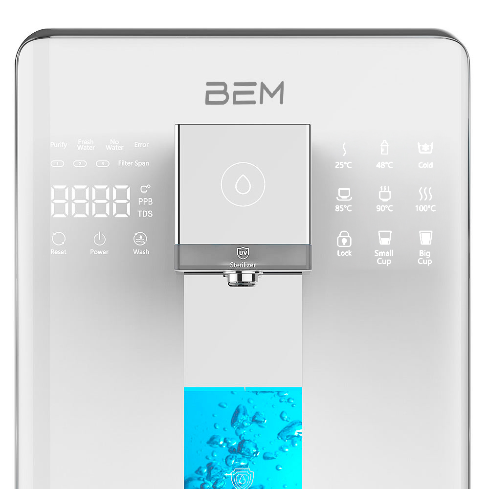 Nahaufnahme eines weißen BEM-Wasserspender-Bedienfelds mit Touch-Tasten, Digitalanzeige und zentralem UV-Sterilisatorauslauf.