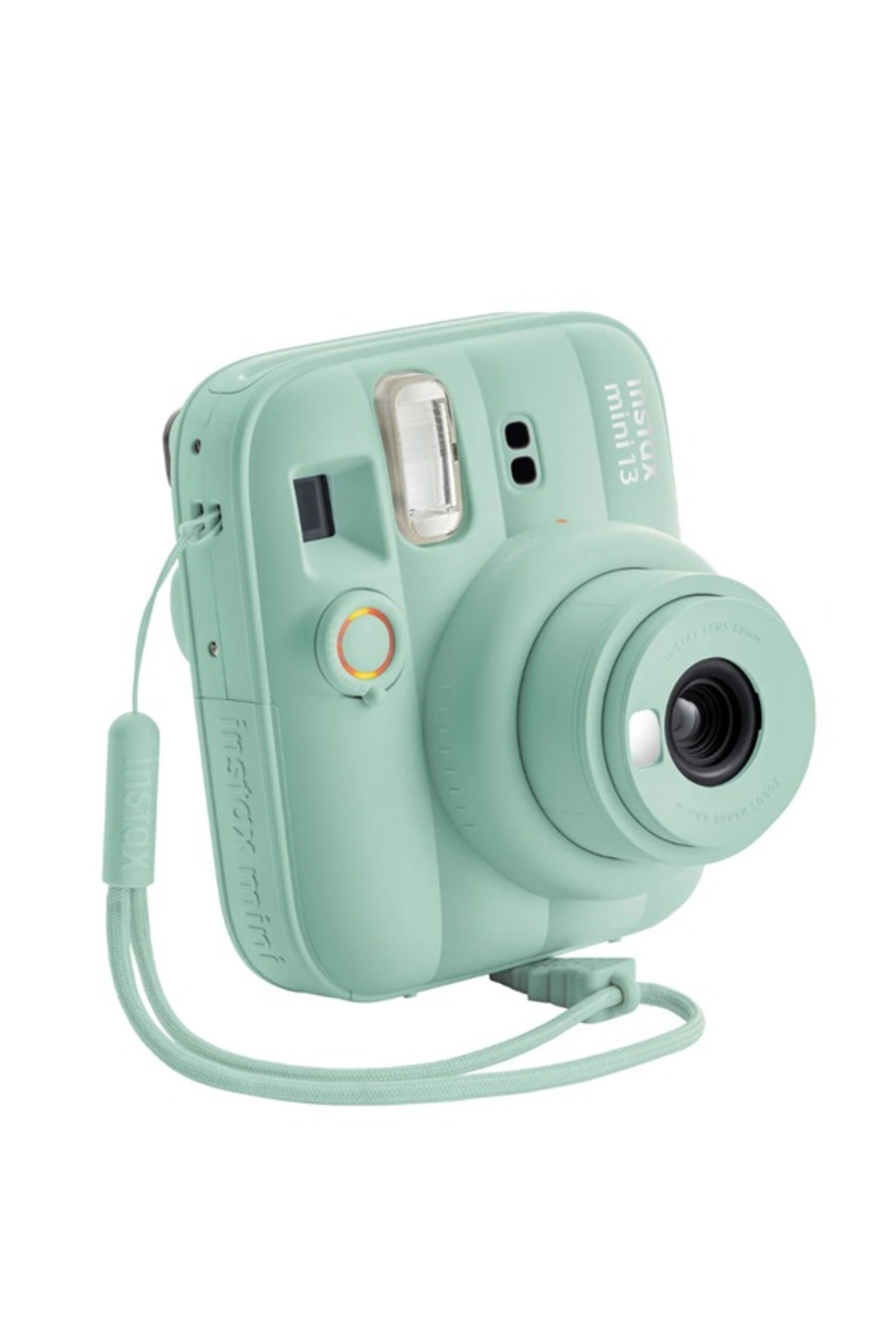 Düz beyaz arka plan önünde uyumlu bilek kayışına sahip nane yeşili Instax mini 12 anlık kamera.