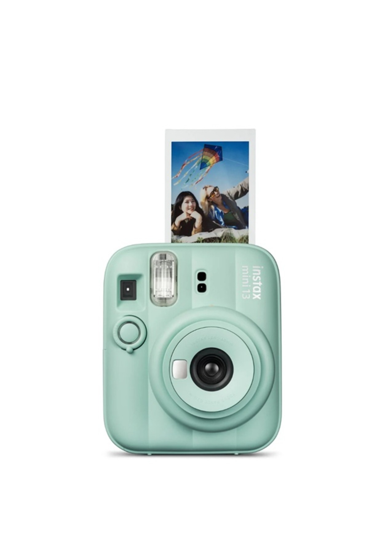 Nane yeşili Instax Mini 13 kamera, açık alanda gülen iki kadının basılı fotoğrafıyla.
