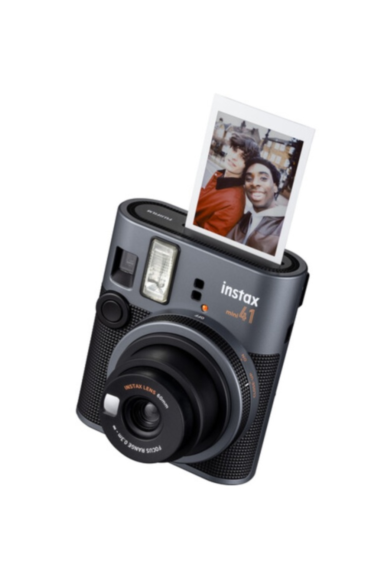 Koyu gri bir Instax mini 41 anında kamera, iki gülen arkadaşın fotoğrafını çıkarıyor.