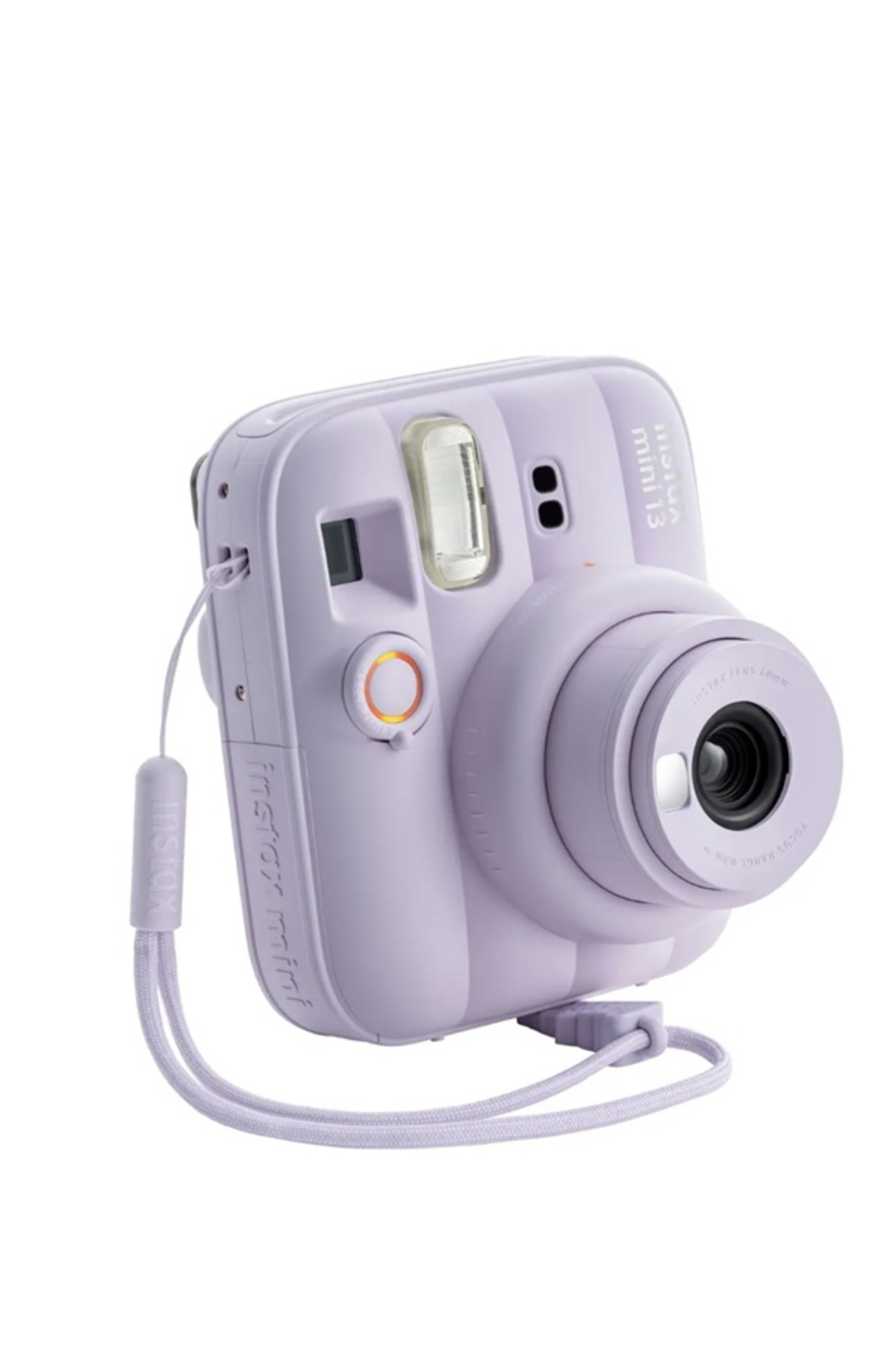 Düz beyaz arka planda uyumlu el kayışına sahip açık mor renkli bir Instax Mini 12 anlık kamera.