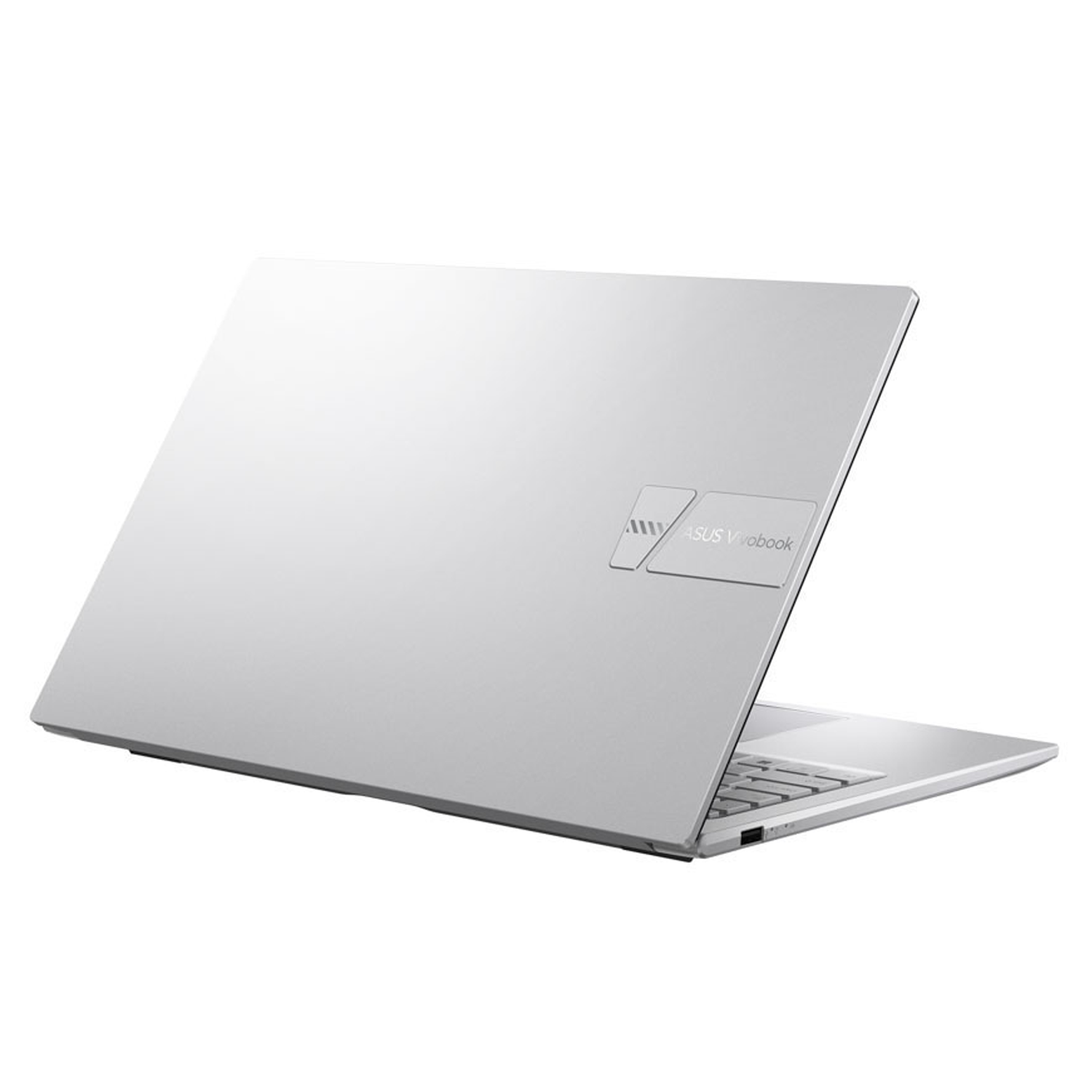 Gümüş renkli bir ASUS Vivobook dizüstü bilgisayar, kapalı kapağı öne dönük ve üzerinde kabartmalı marka logolarıyla duruyor.
