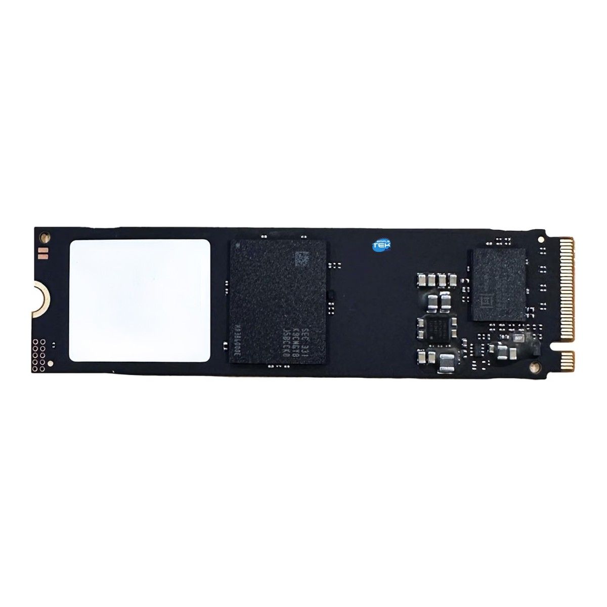 Un circuito stampato SSD M.2 nero con chip di memoria e pin di connessione dorati su sfondo bianco.