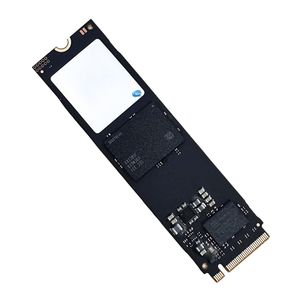 Un'unità di memorizzazione SSD M.2 NVMe nera con chip e pin su sfondo bianco.