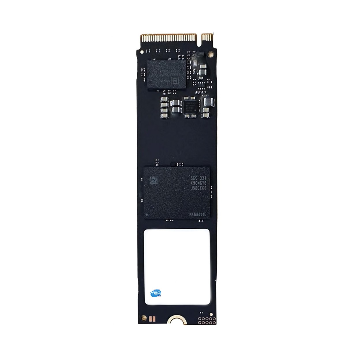 Un circuito stampato SSD nero con chip, connettori dorati e un adesivo rotondo blu su sfondo bianco.