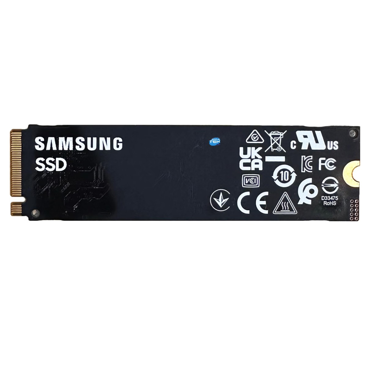 Una scheda SSD M.2 NVMe nera di Samsung con loghi di certificazione e marchio bianco su sfondo bianco.
