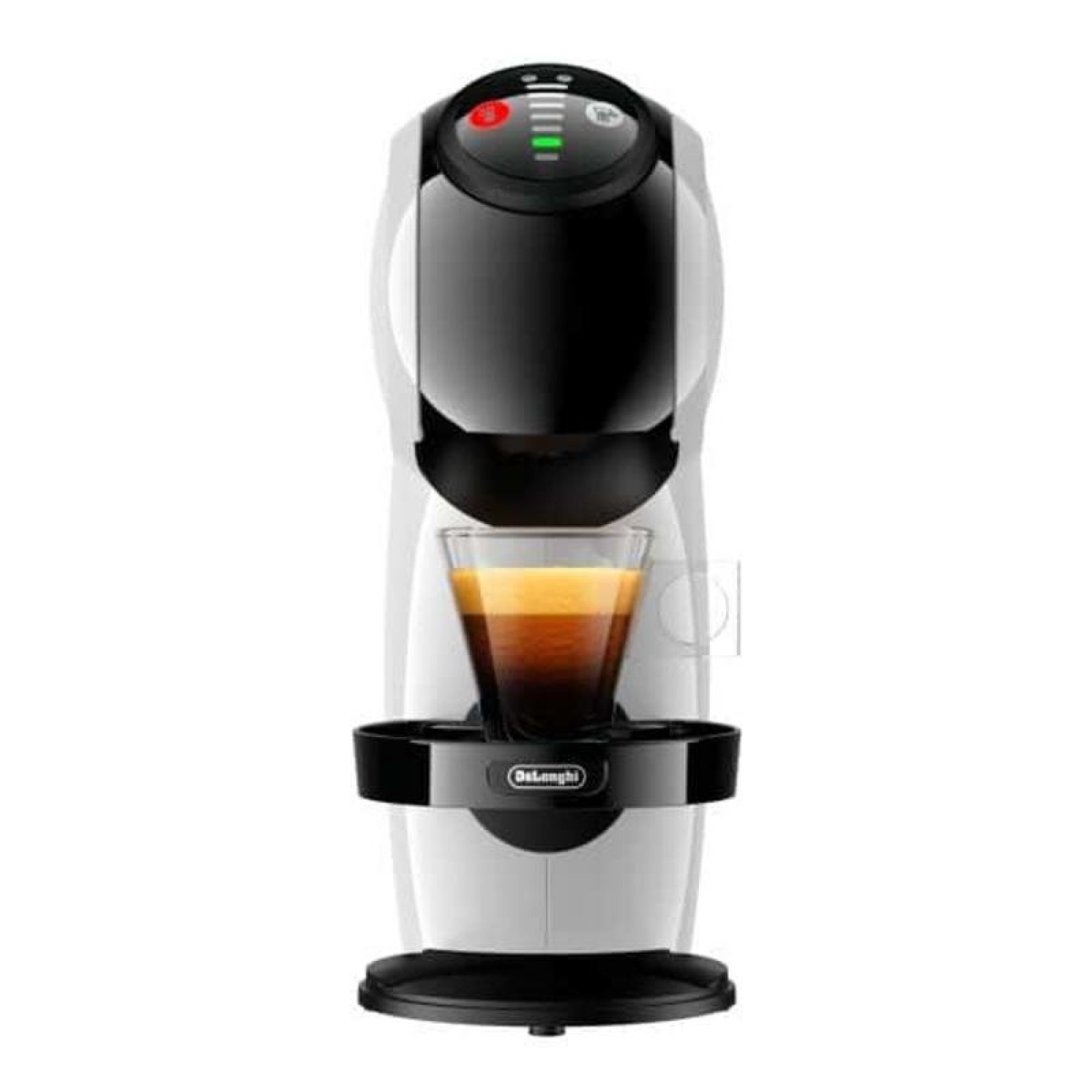 Eine weiß-schwarze Kaffeemaschine mit einem Glas Espresso auf der Abtropffläche vor weißem Hintergrund.