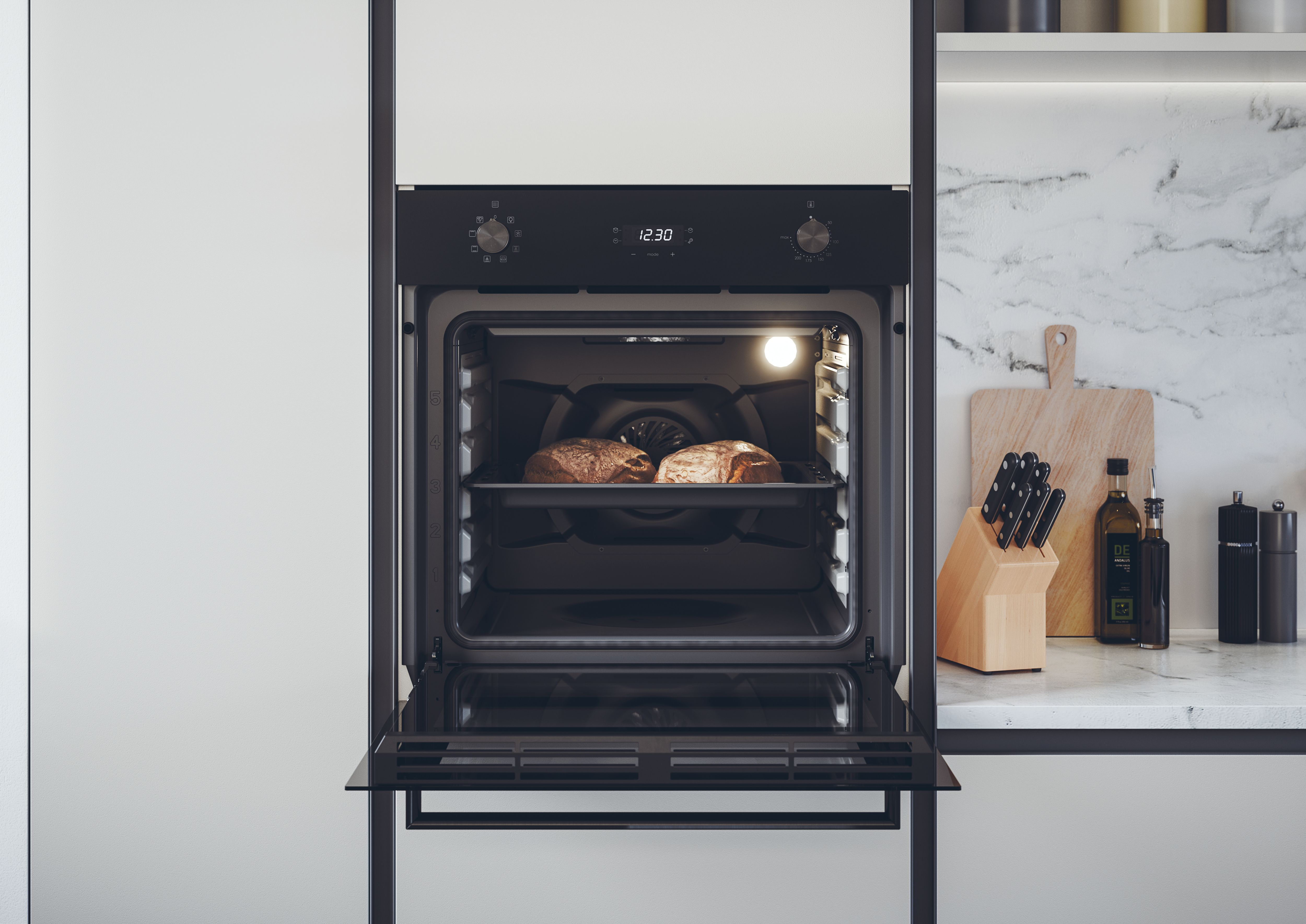 Un forno a incasso nero aperto in una cucina moderna con due forme di pane che cuociono su una griglia.