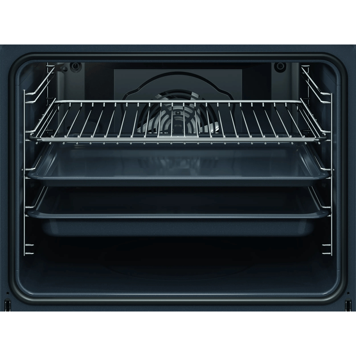 Interno di un forno aperto con una griglia superiore e due teglie scure.