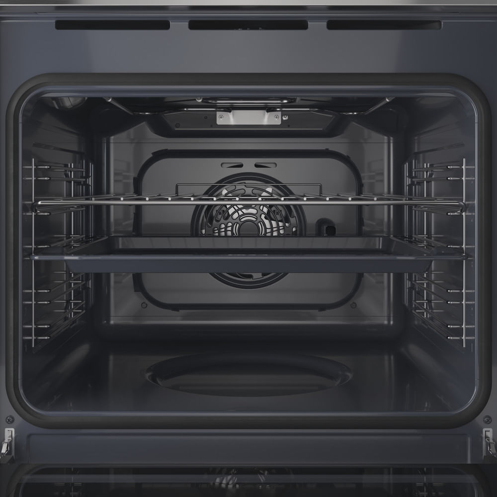 L'interno di un moderno forno nero con una griglia metallica e una teglia piatta sui livelli medi.