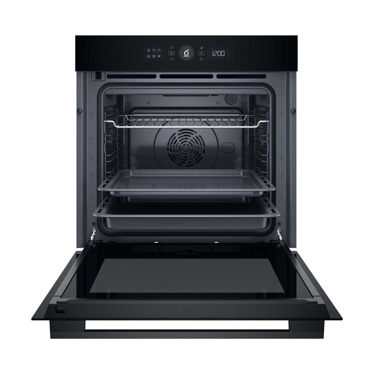 Un forno nero con la porta aperta, una griglia superiore e due teglie grigie all'interno.