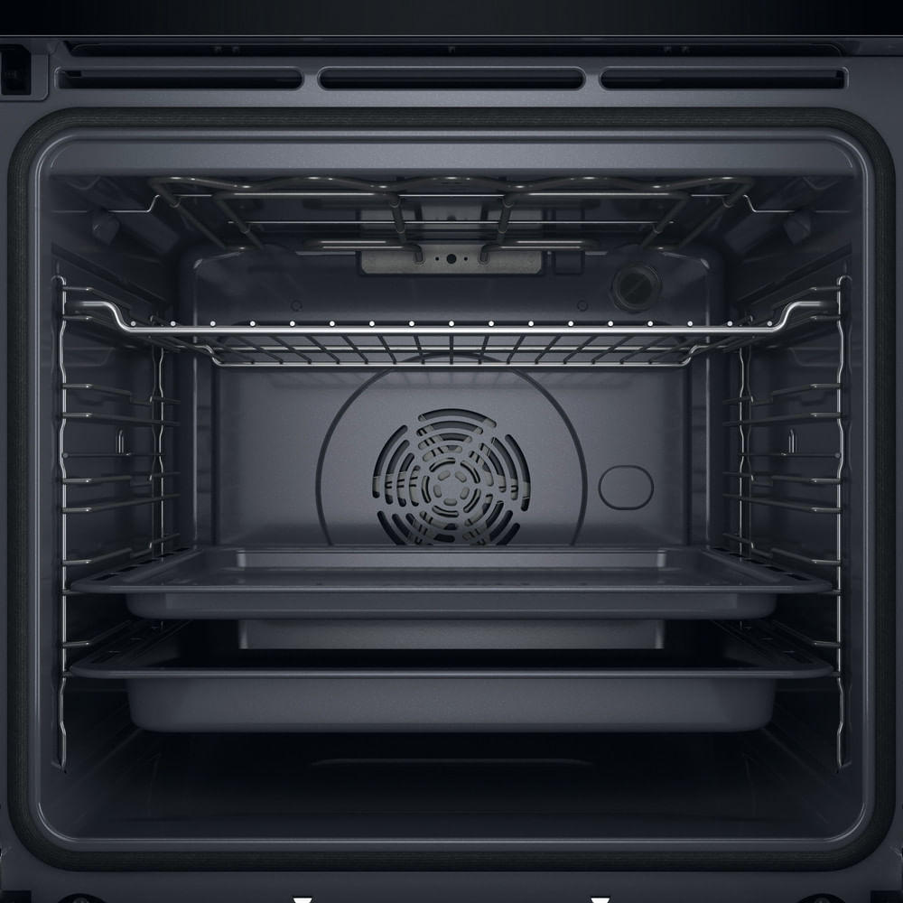 L'interno di un forno moderno con una griglia e due teglie grigie.