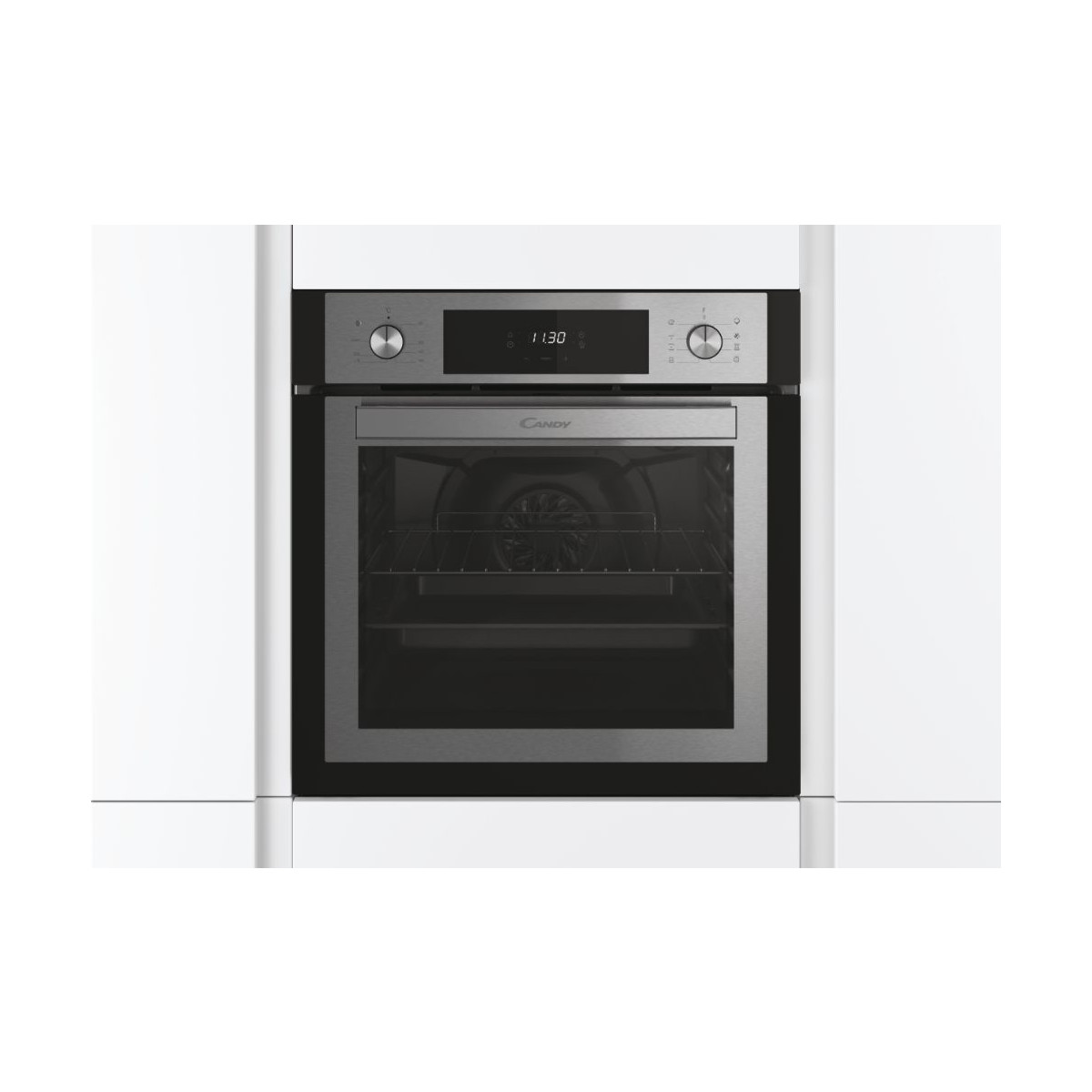 Un forno da incasso argentato con display digitale e manopole, installato in mobili bianchi.