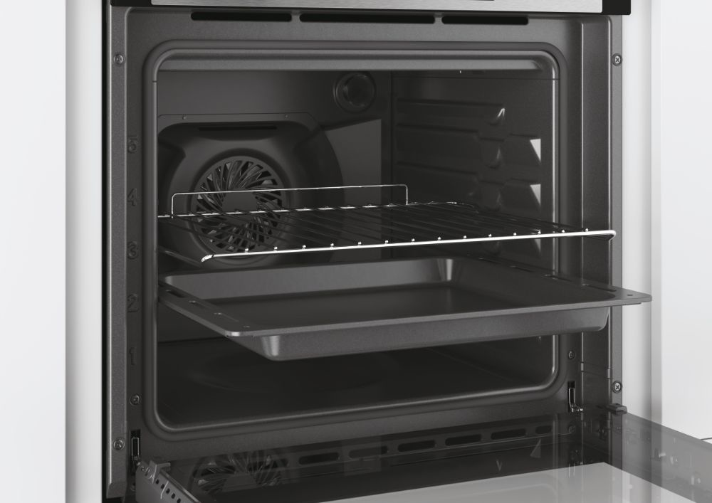 Forno aperto con interno nero, una griglia metallica e una teglia da forno sul ripiano centrale.
