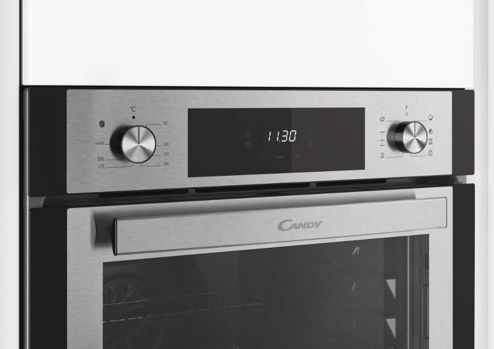 Forno in acciaio inossidabile Candy con display dell'orologio digitale, manopole e vetro.