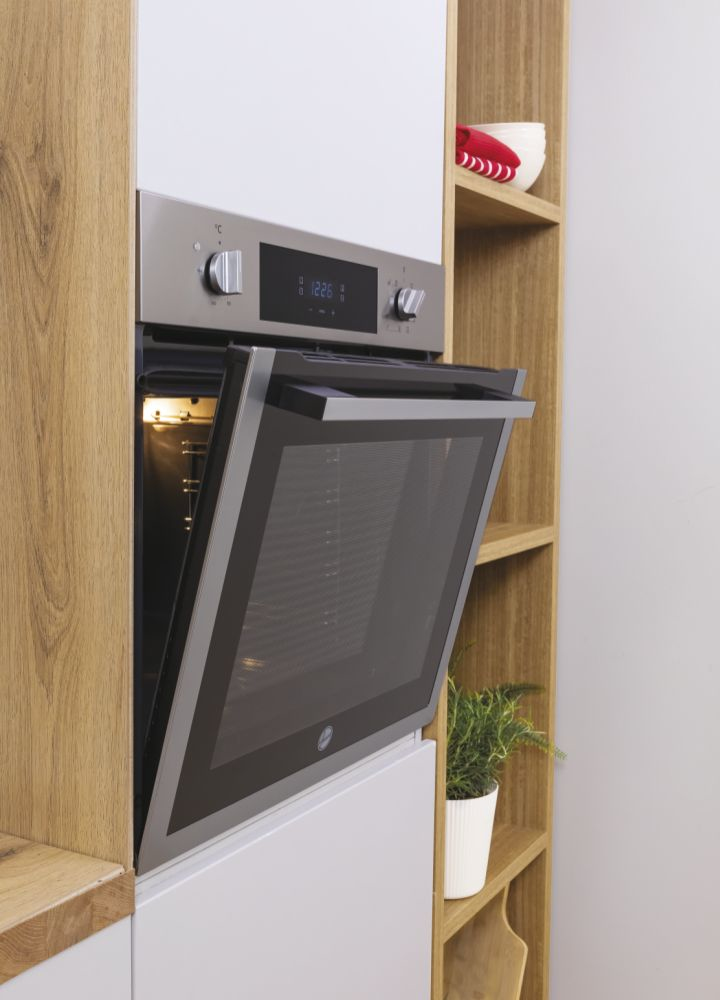 Forno da incasso in acciaio inossidabile con porta aperta in una cucina.