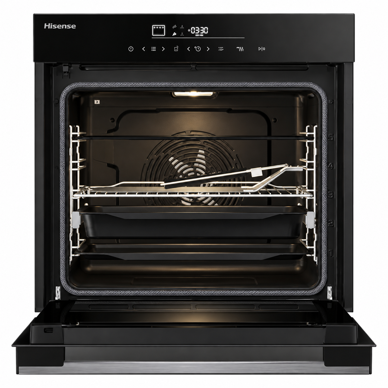 Vista frontale di un forno incassato nero Hisense aperto con interno illuminato e teglie.