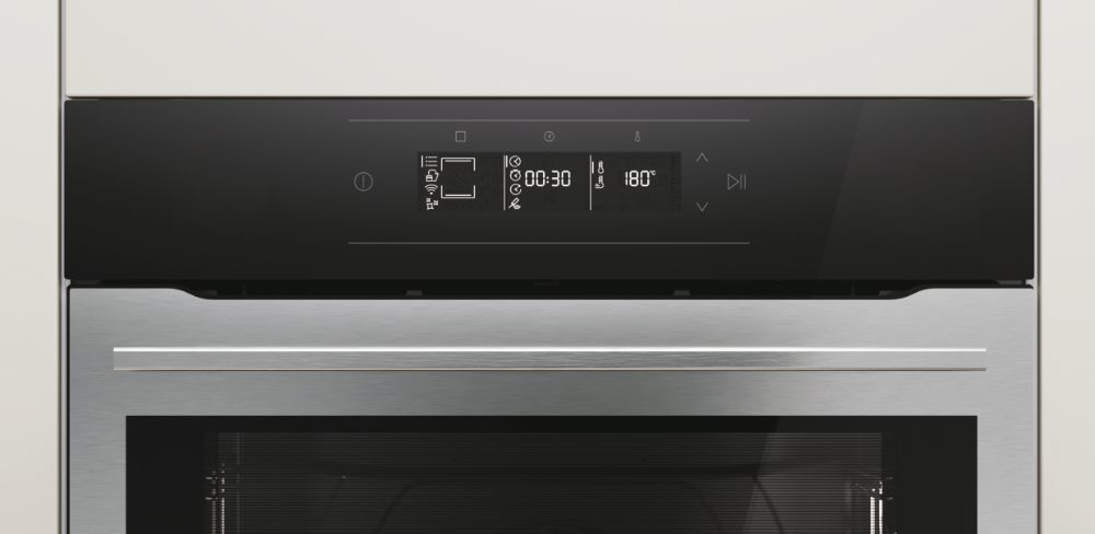 Moderno pannello di controllo per forno con display digitale nero, tasti a sfioramento e maniglia in acciaio.
