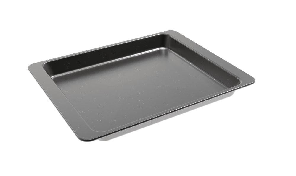 Una teglia da forno nera vuota con una leggera lucentezza su sfondo bianco.