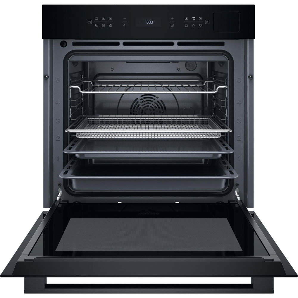 Un forno nero con la porta aperta mostra diverse griglie e teglie all'interno.