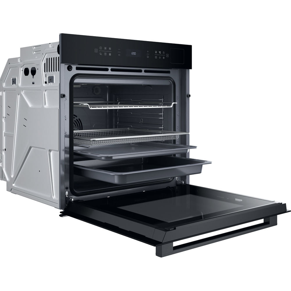 Forno da incasso aperto nero e argento con diverse griglie e teglie all'interno.