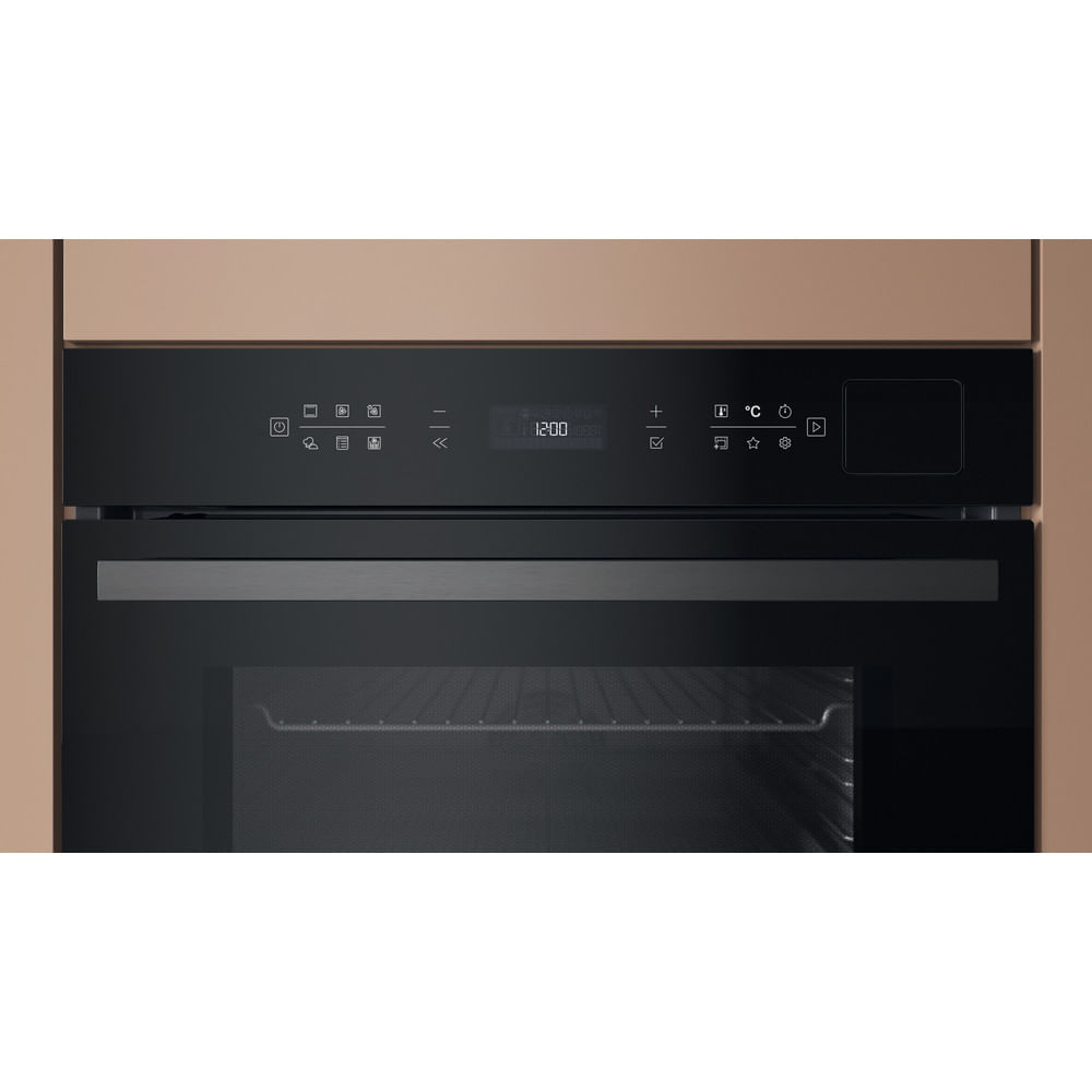Un forno da incasso nero con display digitale e pannello touch.