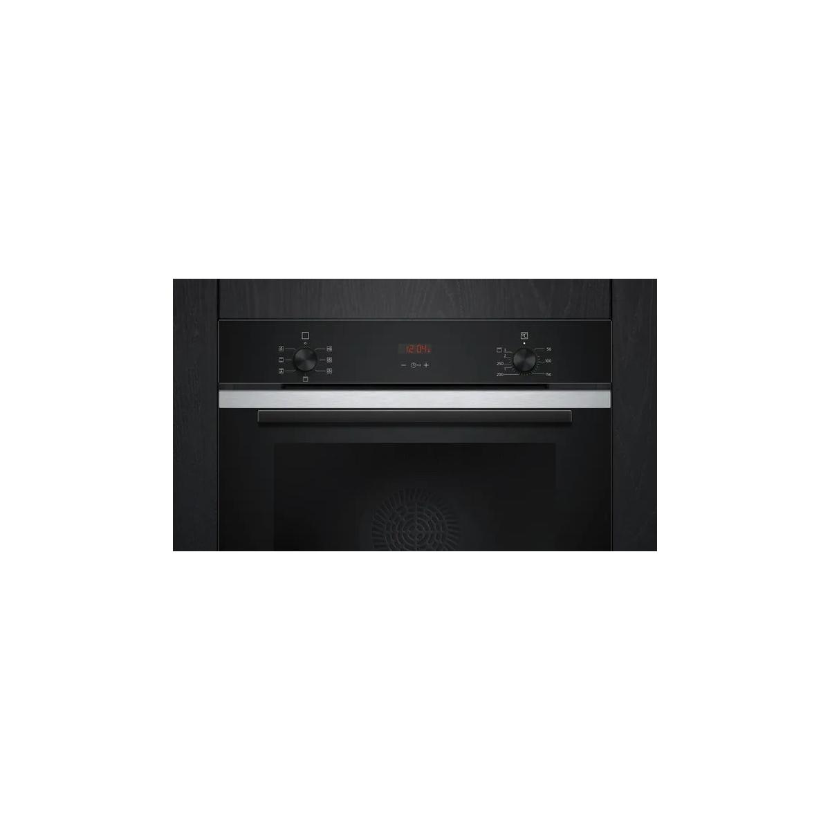 Un forno da incasso nero con maniglie argentate, manopole di controllo e display digitale centrale.