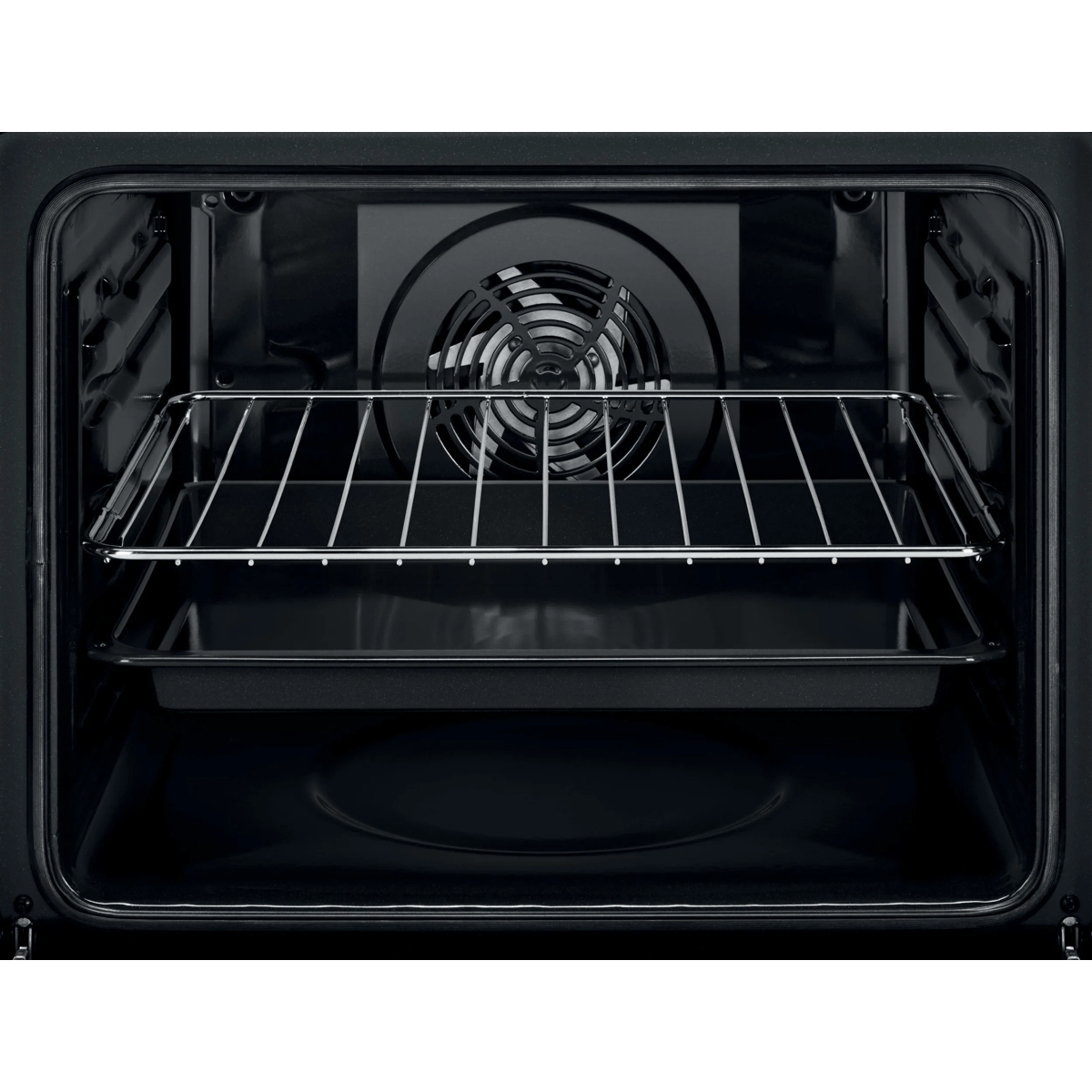 Interno di un forno nero con griglia metallica, teglia da forno e ventola di ventilazione sul fondo.
