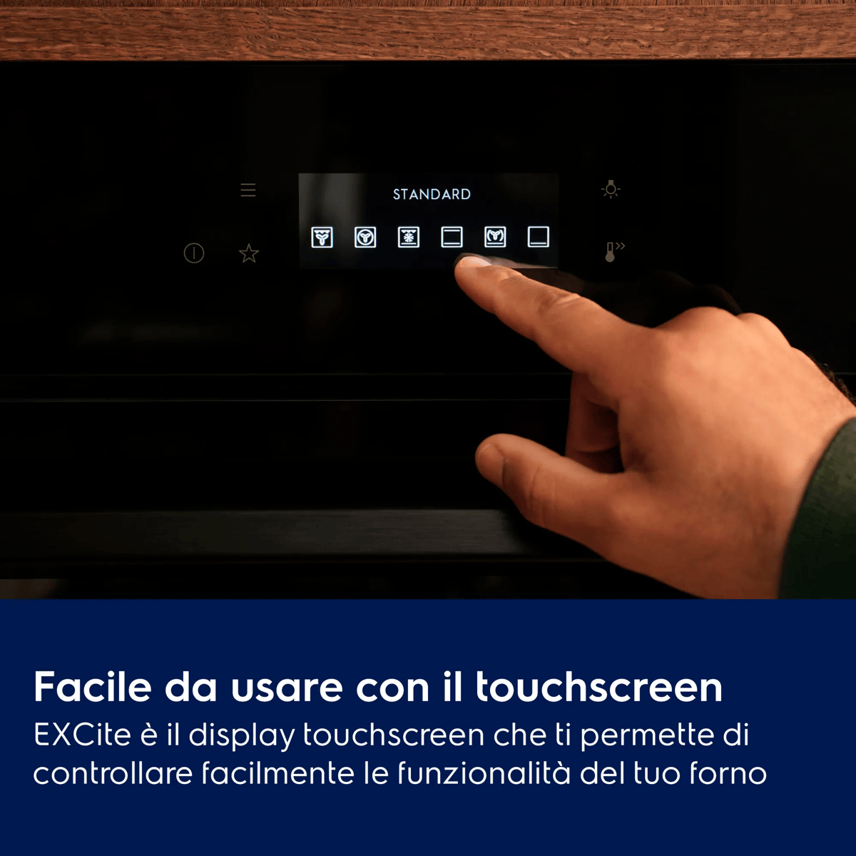Mano che utilizza il touchscreen di un forno moderno con varie impostazioni.