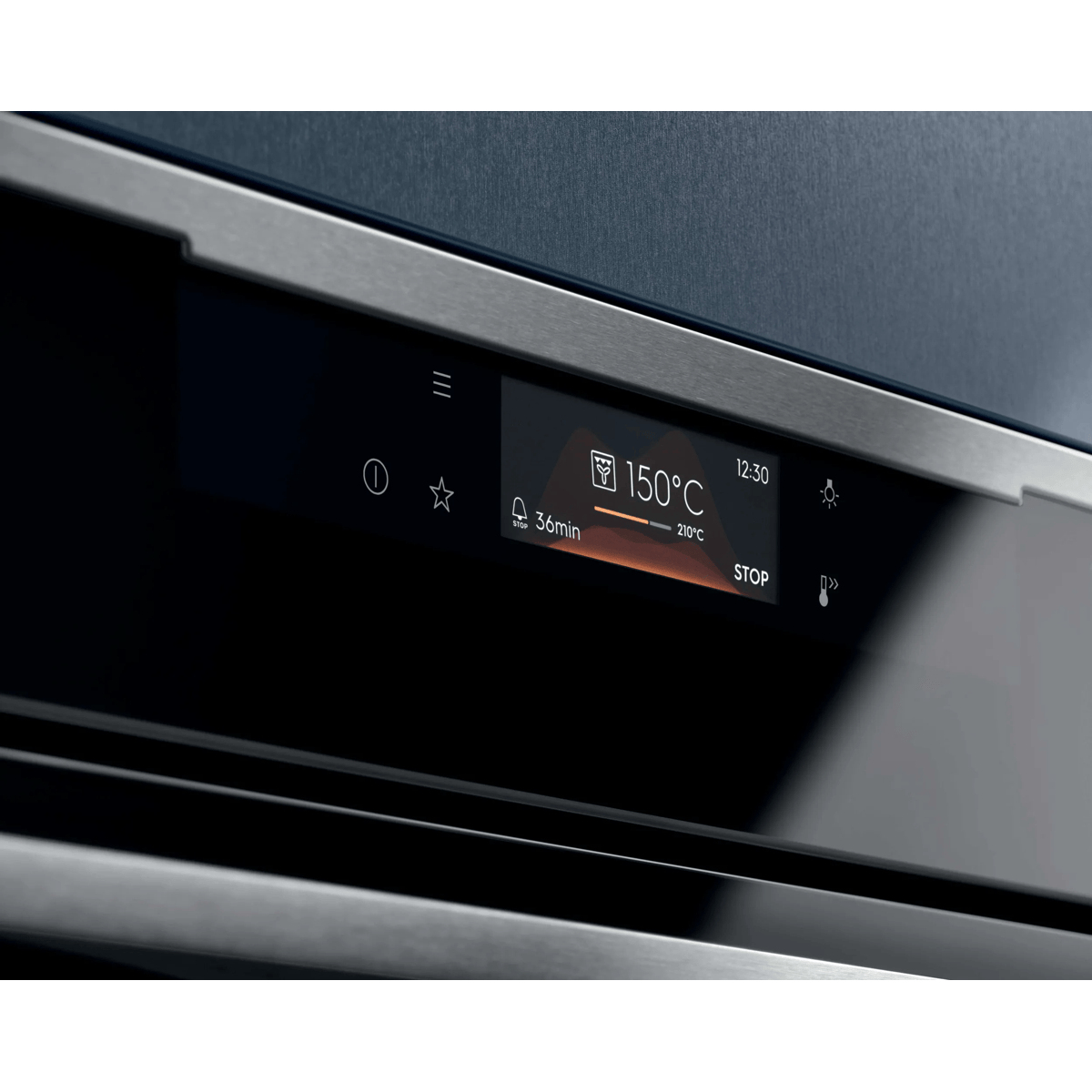 Moderno pannello di controllo del forno in acciaio inossidabile con display touch che mostra 150 gradi.
