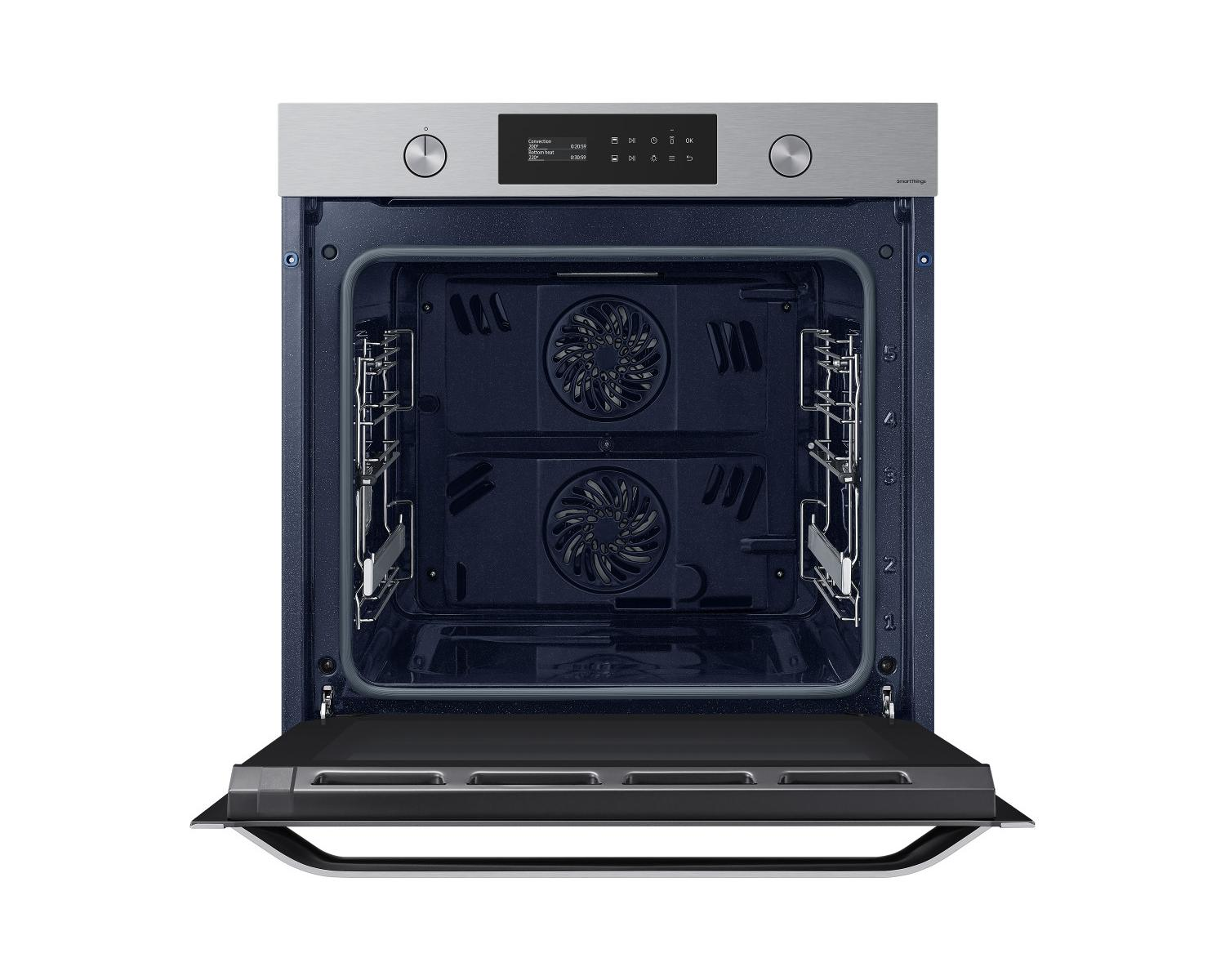 Forno moderno argentato aperto con doppia ventola, interno scuro e pannello digitale.