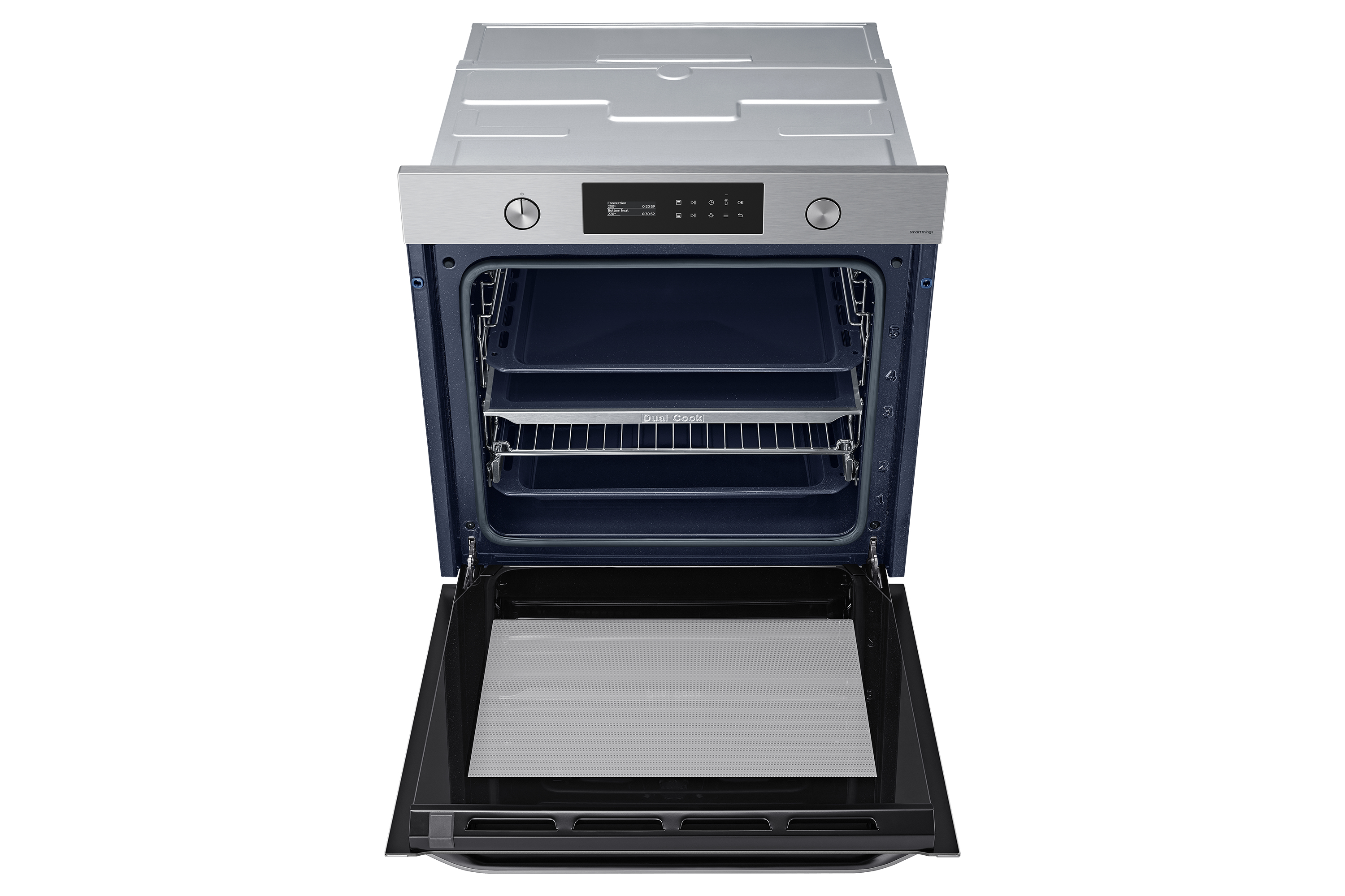 Vista frontale di un moderno forno in acciaio inossidabile con porta aperta, griglie multiple e display digitale.