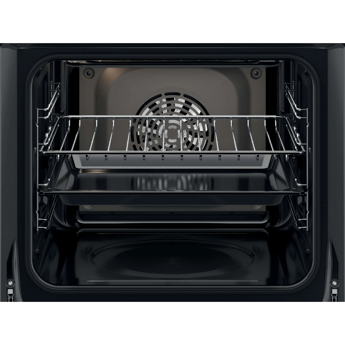 Interno di un forno nero con griglia metallica, teglia da forno e ventola sul fondo.