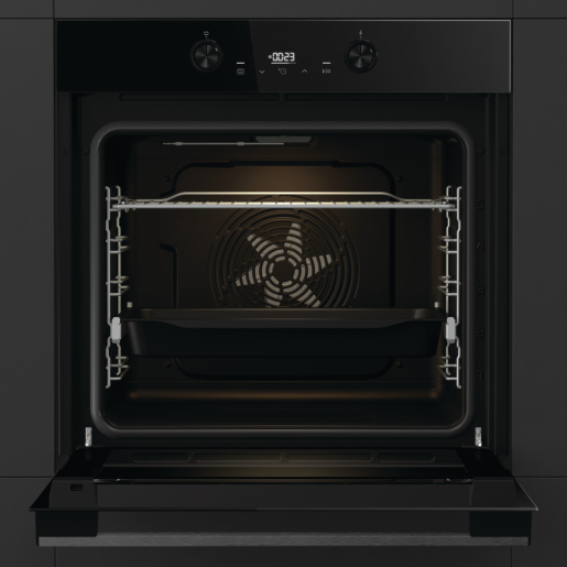 Un forno da incasso nero con porta aperta, interno illuminato, griglia metallica e leccarda.