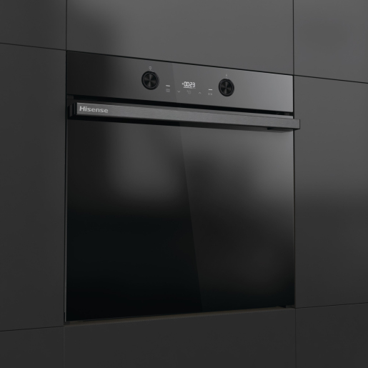 Moderno forno da incasso Hisense nero con display digitale tra due manopole in mobili da cucina scuri.