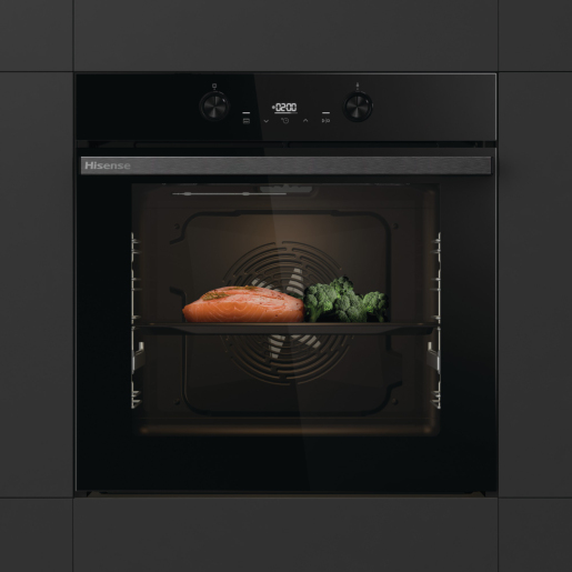 Un forno nero Hisense mostra salmone e broccoli su una griglia.