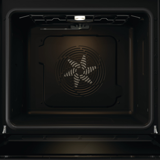 L'interno di un moderno forno nero, dotato di una luce da soffitto brillante e di una ventola circolare sulla parete di fondo.
