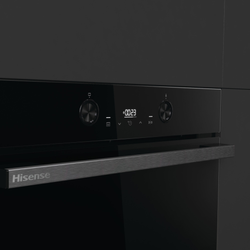 Un forno Hisense nero con display digitale e manopole su sfondo scuro.