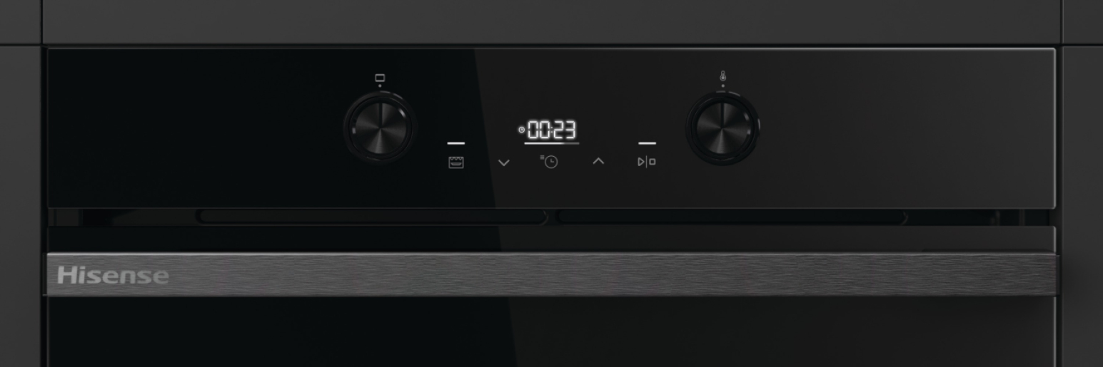 Pannello di controllo del forno Hisense nero con manopole e display digitale che mostra 00:23.